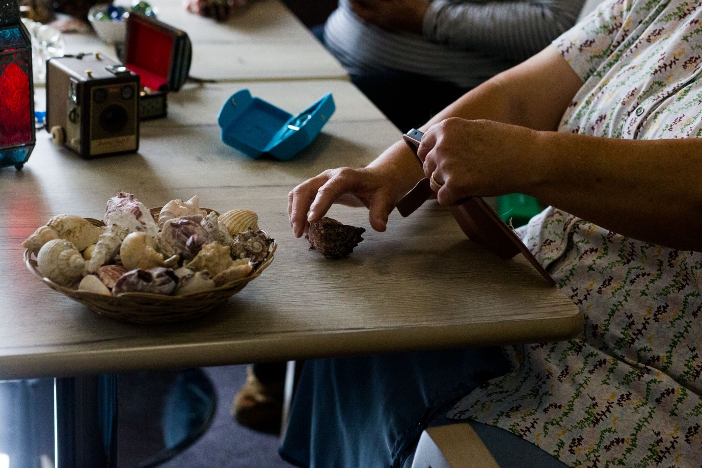 Exploring natural materials during an indoor session